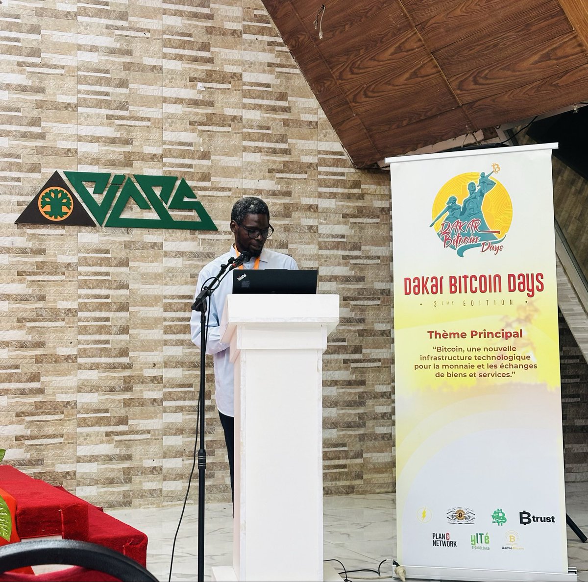 Nous suivons en ce moment même Babacar Lô qui nous parle de Bitcoin, une infrastructure technologique de finance moderne. 

Il rappelle que Bitcoin constitue une infrastructure financière de nature protocolaire, décentralisée et auto-souveraine.