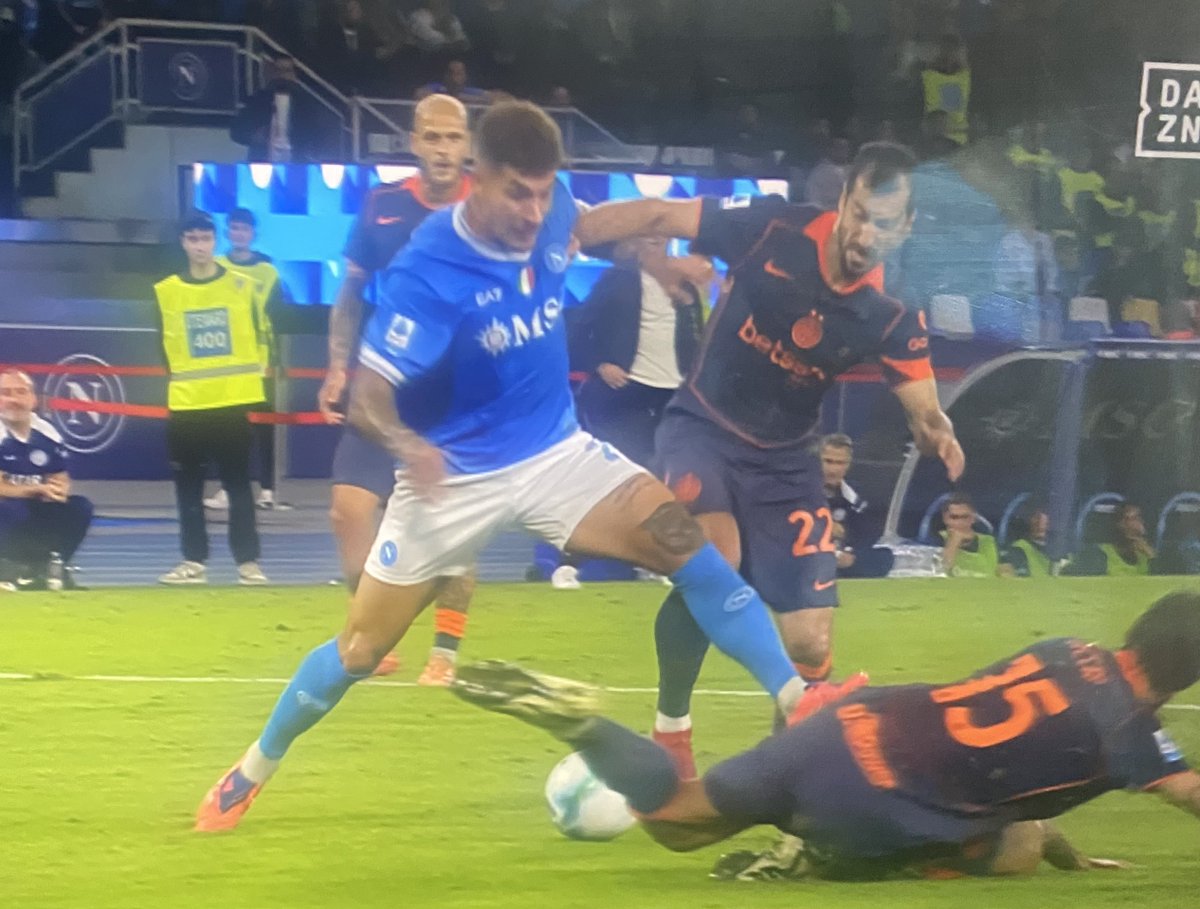 ZZiliani's tweet photo. Lo strano caso del designatore Rocchi che chiede agli assistenti di trasformarsi in "piccoli arbitri" e poi s'indigna se questo succede davvero (e se il calcio italiano si copre di ridicolo)
La catastrofe del mondo arbitrale è ormai giunta a un punto di non ritorno: Rocchi ha cassato il regolamento in vigore in tutto il mondo e ne sta riscrivendo uno nuovo che cambia a ogni partita e che nessuno più capisce. Le parole del VAR che suggerisce a Mariani la scusa da dire per giustificare il ridicolo rigore concesso sono la lapide su quel che resta dell'AIA: dopodiché, okay, è la pirateria che uccide il calcio 

Lo so che ieri si sono giocate due partite importanti come Lecce-Napoli 0-1 e Atalanta-Milan 1-1, lo so che stasera scendono in campo Roma, Bologna, Inter e Juventus e so anche che a Torino c’è Luciano Spalletti che sta per firmare come nuovo allenatore della Juventus: e insomma, di cose di cui parlare ce ne sarebbe a bizzeffe. Mi rendo conto di tutto, ma mi perdonerete se oggi parlerò d’altro. Sento il bisogno infatti, dopo aver assistito al programma “Open VAR” andato in onda ieri su DAZN, di porgere le mie scuse al designatore arbitrale Gianluca Rocchi che tante volte ho criticato e che a dire il vero criticavo anche quando faceva l’arbitro fin dai tempi di Calciopoli. Sento di dovermi scusare con lui perchè solo ieri, dopo averlo sentito parlare a “Open VAR”, mi è stato chiaro che il suo lavoro non è quello che io immaginavo di semplice designatore tout court, ma la missione che lui stesso si è auto-affidato è ben altra: riscrivere dalle fondamenta il Regolamento del Gioco del Calcio. E un po’ come fece Michelangelo fra il 1475 e il 1481 con la Cappella Sistina a Roma voluta da Papa Sisto IV, Sua Santità Gianluca I da Firenze sta edificando dal 3 luglio 2021, giorno della sua nomina al soglio di designatore, la “Cappella Rocchina”, e cioè la riscrittura dell’Antico Regolamento del calcio nel Nuovo Regolamento, per l’appunto il suo; con la differenza che mentre Michelangelo si avvalse della collaborazione di alcuni dei più grandi artisti della seconda metà del Quattrocento come Botticelli, Pinturicchio, Perugino, Raffaello Sanzio e via dicendo, Gianluca il Magnifico sta facendo tutto da solo: ha in testa un suo grandioso e magnificente Nuovo Regolamento che nulla ha a che fare col Vecchio conosciuto fino a oggi e lo sta predicando ai suoi adepti: che non essendo alla sua altezza stentano però maledettamente ad apprenderlo e ad assimilarlo, anche perchè dal 3 luglio 2021 ad oggi Sua Santità Rocchi ne ha cambiato le “istruzioni per l’uso” a ogni pie’ sospinto. Essendo un perfezionista, non è mai contento del procedere dell’opera; e se ieri aveva detto bianco, oggi dice grigio e forse domani, ripensandoci meglio, riterrà giusto dare un’ultima correzione alla barra e dire nero.

Fino a ieri tutti pensavano, io per primo, che la bufera di polemiche che investono il mondo arbitrale da quando Papa Gianluca I è stato elevato al soglio pontificio fosse dovuta al fatto che gli arbitri (in campo o al VAR non ha importanza) non rispettassero il Regolamento del Gioco del Calcio in vigore in tutto il mondo per la rabbia e l’avvilimento di tutti gli appassionati; invece no. Quel che sta avvenendo e di cui nessuno si era accorto è che è in corso la riscrittura del Nuovo Regolamento, il regolamento secondo Gianluca Rocchi, che non tiene in alcun conto del vecchio, obsoleto, polveroso tomo al quale si riferirono nel Pleistocene del calcio Concetto Lo Bello, Paolo Casarin, Luigi Agnolin e via via tutti gli arbitri fino a Pierluigi Collina e ai fischietti del Nuovo Millennio. Adesso c’è la Nuova Bibbia, quella che esiste solo nella mente di Gianluca Rocchi, la Bibbia che Papa Gianluca I vorrebbe fare entrare nella testa dei suoi affiliati ma che persino l’Intelligenza Artificiale farebbe fatica a comprendere per quanto sofisticata, contorta e sfuggente sia.

Un tempo un arbitro doveva decidere semplicemente se dare un rigore o no: oggi non è più così. Oggi è stato introdotto, ad esempio, il discrimine del “rigorino”, e cioè la valutazione dell’intensità del contatto tra piede contro piede, gamba contro gamba, corpo contro corpo (o anche mano contro palla), un’intensità che non deve mai essere, per usare le parole di Rocchi, “sotto soglia”. Se la soglia è bassa è “rigorino”, se la soglia è media siamo nel limbo in cui tutto può succedere e che Dio ce la mandi buona, se la soglia è alta è calcio di rigore. Solo che non esistendo un “intensometro”, cioè uno strumento che misuri all’istante il grado d’intensità del contatto che avviene tra giocatore e giocatore o fra giocatore e pallone, l’unico riferimento possibile cui rimandarsi è quello dell’ “intensometro” che c’è nella testa di Rocchi. E qui cominciano i problemi.

Per dire: l’ultima bufera è quella scatenatasi sabato in Napoli-Inter per il controverso rigore concesso al Napoli, sul risultato di 0-0, dopo che l’arbitro Mariani aveva giudicato non falloso l’intervento di Mkhitaryan su Di Lorenzo salvo interrompere il gioco 8 secondi dopo, tornare sui suoi passi e indicare il dischetto convinto dalle urla dell’assistente Bindoni che seguitava a dire, via auricolare, “È rigore! È rigore!”. “Noi - ha detto ieri Rocchi a “Open VAR” - stiamo cercando di trasformare gli assistenti in piccoli arbitri perché il fuorigioco ormai è automatico. Ma non mi è piaciuta per niente l’ingerenza di Bindoni che è andato oltre quello che gli abbiamo chiesto di fare. Abbiamo chiesto agli assistenti di intervenire su cose al 100% chiare e nell’area di competenza loro non certo in questo caso, poi con un arbitro in controllo. Questo non è calcio di rigore e ci saremmo aspettati l’intervento del Var”.

Ricapitolando: Rocchi ci dice, come prima cosa, che poichè l’introduzione del VAR ha reso quasi superflua la figura del guardalinee, lui si è messo una mano sul cuore e affinchè gli assistenti non si sentissero emarginati e inutili ha pensato che fosse cosa buona e giusta “trasformarli in piccoli arbitri” (cito testualmente). Dopodiché, non appena un guardalinee lo prende in parola e si trasforma davvero, come ha fatto Bindoni in Napoli-Inter, in “piccolo arbitro”, Rocchi si straccia le vesti in tv e dice: “Non mi è piaciuta per niente l’ingerenza di Bindoni che è andato oltre quello che gli abbiamo chiesto di fare” dimenticandosi che forse la colpa è sua; se avesse lasciato che i guardalinee facessero i guardalinee e gli arbitri gli arbitri, come accadeva nel calcio dell’Età della pietra, l’indegna baracconata andata in scena al Maradona non ci sarebbe mai stata.

E soprattutto ci sarebbero state risparmiate le parole pronunciate dall’arbitro addetto al VAR che per giustificare il ridicolo rigore concesso per l’inesistente fallo di Mkhitaryan su Di Lorenzo, dice testualmente: “Ragazzi non possiamo levarlo perché c’è un contatto e non possiamo entrare nell’intensità del contatto e quindi la dinamica è che lui non si allarga per cercare… lui cerca solo di proteggere il pallone. Allora Maurizio sono Valerio, il rigore è confermato e il fallo è di Mkhitaryan. Se ti dicono che Di Lorenzo allarga la gamba, non allarga la gamba ma protegge il pallone”.

Ricapitolando: è evidente a tutti che è successo l’opposto. Di Lorenzo allarga la gamba non per proteggere il pallone ma per provocare il contatto con l’avversario. Basterebbe che il VAR lo dicesse all’arbitro invitandolo a rivedere l’azione per poi decidere, ma nessuno sa cosa passi in quel momento nella testa di Rocchi che una volta predica bianco e una volta predica nero; ragion per cui parte il suggerimento della narrazione farlocca. Se Mariani ha dato rigore, che rigore sia. Il messaggio che deve passare è che non è vero che Di Lorenzo allarga la gamba: Di Lorenzo protegge il pallone. Chiedo: quante volte in questi ultimi anni ci siamo sentiti raccontare le più incredibili favole messe in circolo col dichiarato intento di far passare in cavalleria i più smaccati scempi al regolamento commessi dagli arbitri?

“Quello dato al Napoli è un rigore che nasce da una procedura molto strana - ha convenuto Rocchi -: è chiaro che non è una procedura normale. Non mi è piaciuto per niente il percorso procedurale che ha portato a dare questo rigore”.

Beh, forse è giunto il momento di dire che non solo la procedura usata per concedere il rigore al Napoli è strana: ben più strana, anzi stramba, anzi grottesca è la procedura che da quattro anni Rocchi usa nell’interpretare il ruolo di designatore. Perchè la verità è che non fa il designatore: fa il riscrittore delle regole. E così come invita i guardalinee a trasformarsi in piccoli arbitri, autorizza se stesso a trasformarsi in Dio Padre Onnipotente creatore del cielo, della terra e delle nuove regole del gioco del calcio. Quel calcio che proprio lui, qui in Italia, sta mandando definitivamente in vacca.

Commentando il gol di Leao segnato in Milan-Pisa con Pavlovic in sospetta posizione di fuorigioco attivo davanti al portiere avversario, Rocchi è addirittura riuscito a dire nel finale della trasmissione che fino a ieri riteneva giusto che un gol così venisse convalidato, ma da domani si cambia: un gol così sarà considerato da annullare. E dopodomani?, si sono chiesti tutti. Dopodomani è un altro giorno, si vedrà.

(Se l'articolo ti è piaciuto, considera la possibilità di abbonarti al mio account “Palla Avvelenata” su Substack    
 https://t.co/l4gP5JEXPE  
Con 6 euro al mese o 60 all'anno mi sosterrai nel mio lavoro di giornalismo-verità e avrai ogni giorno una buona lettura e un'informazione libera che nessuno ti dà, anzi che spesso ti viene nascosta)