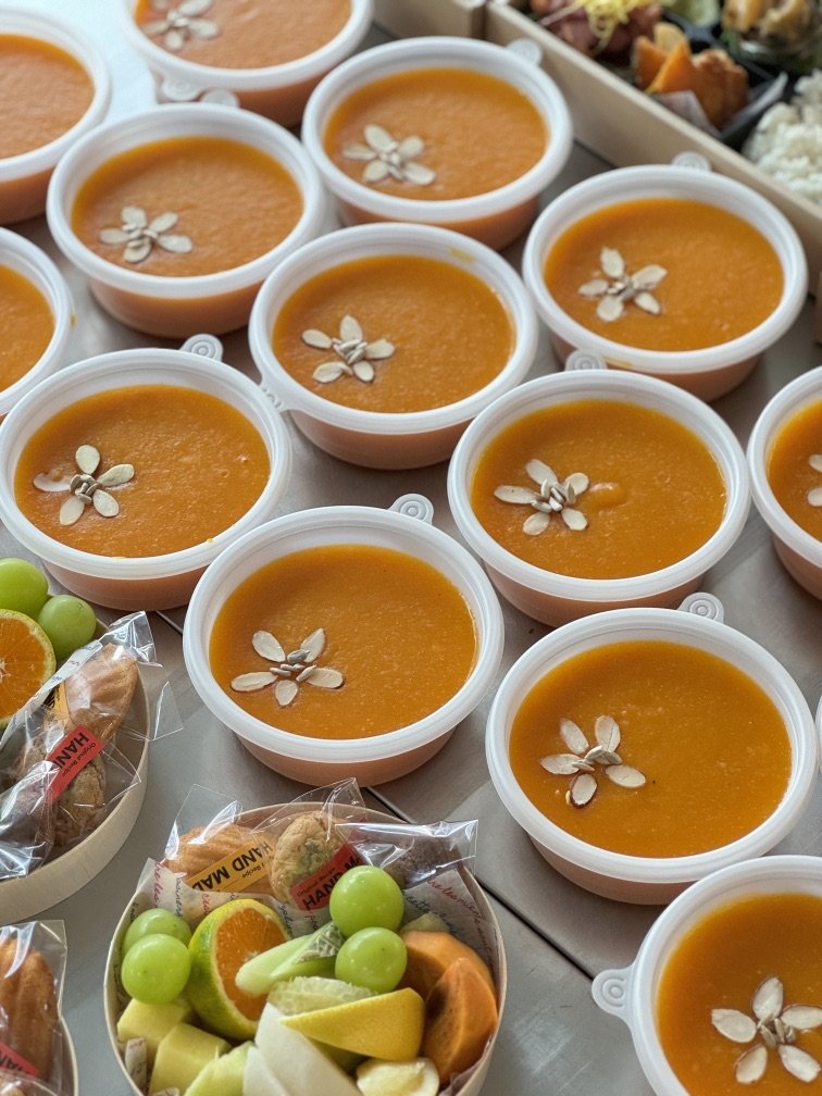 태연이가 좋아하는 호박죽 넣고, 업체에서 추천받은 약과 대신 직접 구운 과자 넣고, 심사위원님들 개인 취향 하나하나 찾아보고 팬분들께 문의해보고 완성한 소중한 도시락🍱
이것저것 넣다보니 이중에서 하나는 취향에 맞는 메뉴가 있겠지가 되었다💜
태연아 든든하게 먹고 오늘 녹화도 화이탱!!