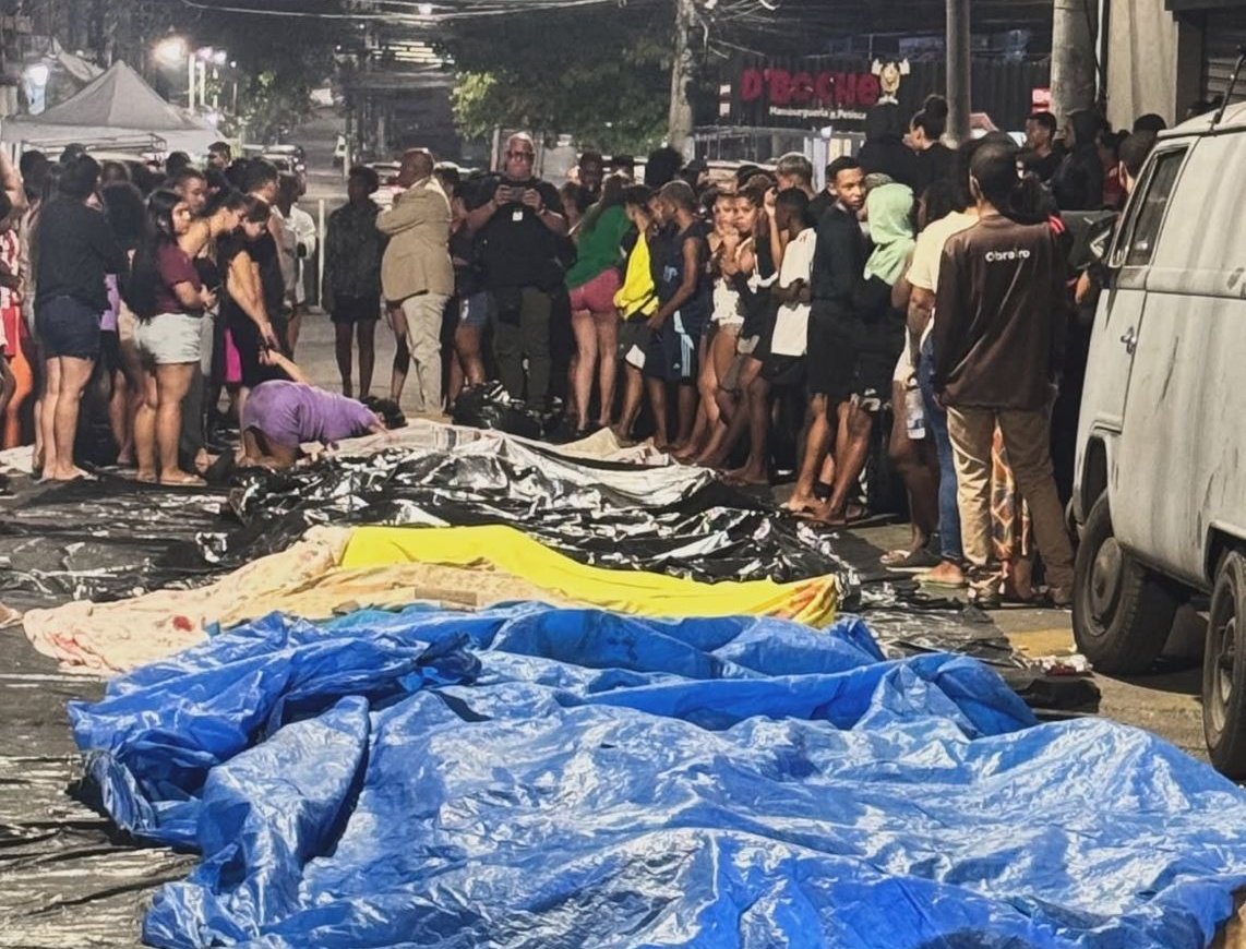 leandrovieirarj's tweet photo. Isso não é segurança pública! Isso é o retrato da política de desumanização que criminaliza parte do território dessa cidade. Isso aqui é como a política de segurança trata a periferia. 

É o braço da cartilha conservadora que segue aplicando extermínio e barbárie na favela. https://t.co/hJYb5WfaGI