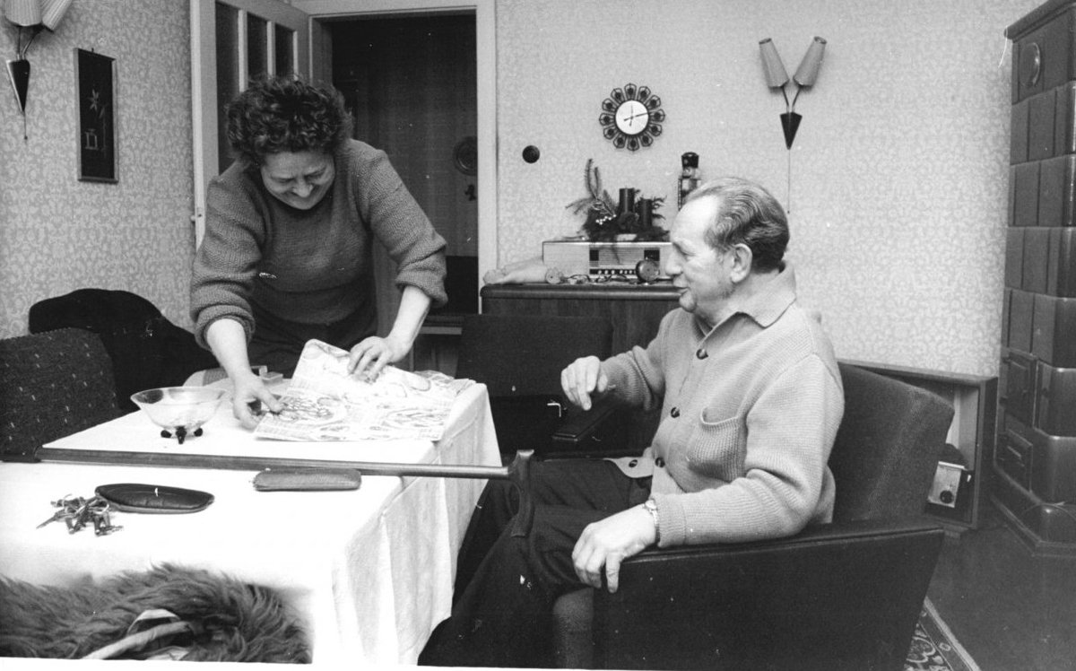 Die eigene Geschichte nicht vergessen, damit sich Geschichte nicht wiederholt. Zeitzeugen zuhören.

An die junge Menschen die nun vermehrt die Linke = SED wählen.

Ihr jammert, dass es wohl für Euch keine ordentliche Rente mehr geben wird?

Seid froh, dass der Sozialismus den ihr