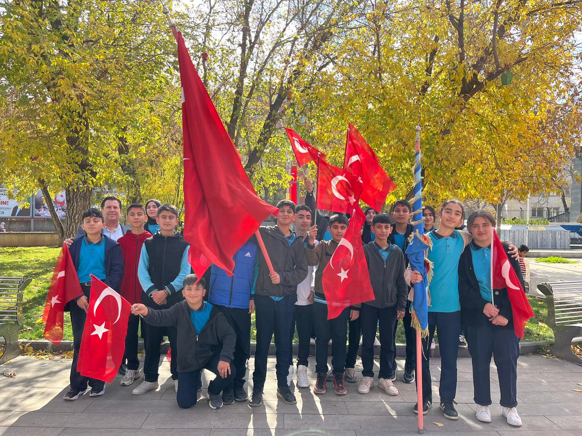 29 Ekim Cumhuriyet Bayramı Törenine öğrenlerimizle katıldık. Tören bittikten sonra Sayın Valimiz öğrencilerimizin Cumhuriyet Bayramını kutladı. Öğrencilerimizle sohbet etti😊

<a href="/ValiMustafaKoc/">Mustafa Koç</a> 
<a href="/tcagrivaliligi/">T.C. Ağrı Valiliği</a> 
<a href="/hasan_kokrek/">Hasan Kökrek</a> 
<a href="/agrimem/">AĞRI MEM</a> 
<a href="/NimetSarboga/">Nimet SARIBOĞA</a> 
<a href="/AdnanDURSUNfsm/">Adnan Dursun</a>