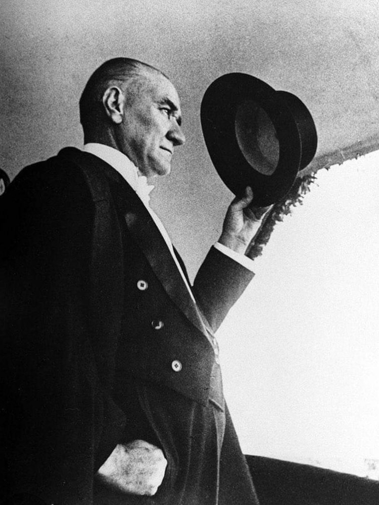 Kalbinde hissedenler için;
Cumhuriyet Bağımsızlık demek, 
Cumhuriyet Özgür yaşamak demek, 
Cumhuriyet Uygar'lığa, Çağdaş'lığa koşmak demek. 
Daima bir çift gözün ışığında 
İlelebet CUMHURİYET!
#29Ekim
#Cumhuriyet102yaşında
#MustafaKemalAtatürk