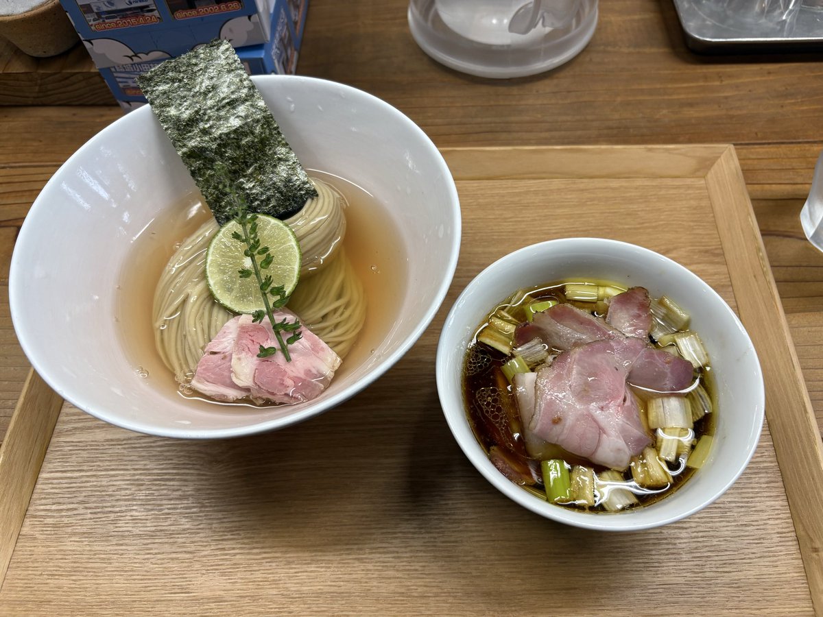 N02074696's tweet photo. YOKOKURA STORE HOUSE

昆布水つけ麺　醤油
味玉　チャーシュー　ちょい増し

唯一無二の味。他では絶対に食べれない逸品。
日曜に来訪。11時開店で10時30分到着時点で20人ほどの並び。遠方から来ても大満足。

#らーめん　#ラーメン　#ramen #YOKOKURASTOREHAUSE https://t.co/k3qKIFKetp