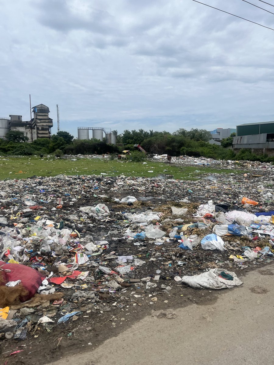 PremMurugan18's tweet photo. Also dumping along Redhills–Madhavaram route via Vadakarai. Roads full of dust &amp; potholes 😢 Kindly take action @CMOTamilnadu @TNGovtOffl @chennaicorp @TiruvallurCollr https://t.co/FJHrU4PTK4