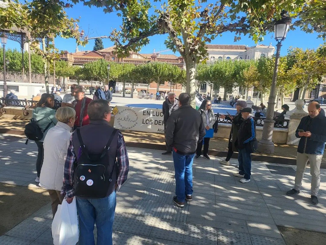 El lunes frente al <a href="/AytoAlcalaH/">Ayuntamiento de Alcalá de Henares</a> defendiendo #PensionesPúblicas y reclamando: pensión mínima=salario mínimo; fin brecha de género; no a los PPE; reposición del dinero sustraído de la hucha de pensiones.
Ni un € para armamento, gastos militares para fines sociales.
#PalestinaLibre
