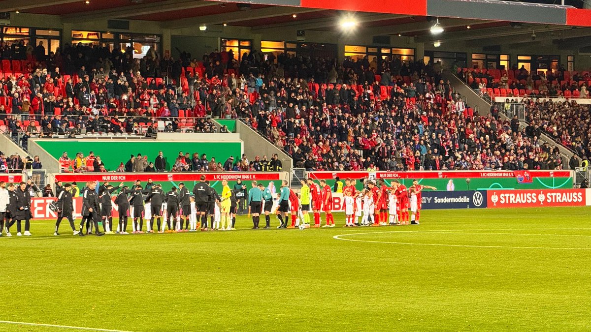 rollenderhsvfan's tweet photo. DFB Pokal 2. Runde: 1.FC Heidenheim gegen Hamburger SV (0:1)
#Fussball #fussballspiel #fotos #bilder #groundhopper #groundhopperapp #futbology #rautenfranz #rollenderhsvfan #dfbpokal #hsv #nurderhsv #hamburgersv #fcheidenheim #heidenheim #voitharena #dienstag #flutlicht https://t.co/PbMyJBAOBi