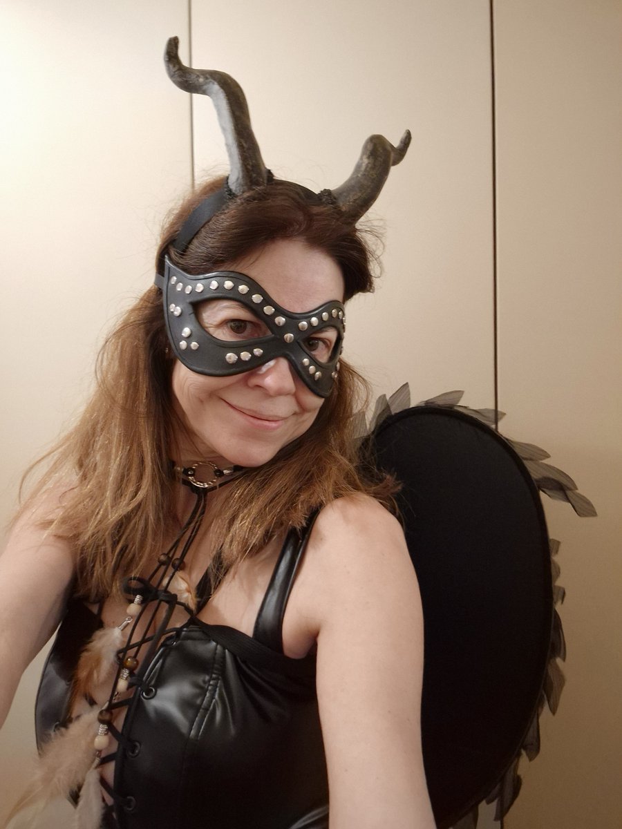 Quelques souvenirs de la fantastique <a href="/NuitDemoniaoff/">Nuit Demonia</a> de samedi dernier sur mon blog :
clarissariviere.com/fetish-week-de…
Un final en beauté de cette intense <a href="/ParisFetishWeek/">Paris Fetish Week</a> ! 
Merci <a href="/DemoniaParis/">Dèmonia Paris</a> et <a href="/lamusardine/">La Musardine</a> de m'avoir invitée sur votre stand 📚😊