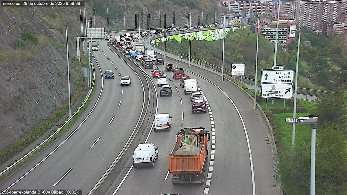 trafikoaEJGV's tweet photo. 🚗🚗🚨Hainbat ibilgailuren arteko #Istripua #Bi11 Km 5 #Enekuri-n ( #Bi604) Bilboko norantzan,
 Errei bat ITXITA❌
#Autopilaketak🚗🚗🚚

🚗🚗🚨Accidente entre varios vehiculos en Bi-11 Pk 5 Enekuri (Bi-604) sentido Bilbao.
Un carril CORTADO ❌
Retenciones🚗🚗🚚
#Trafikoa https://t.co/a7TyjI2IHc