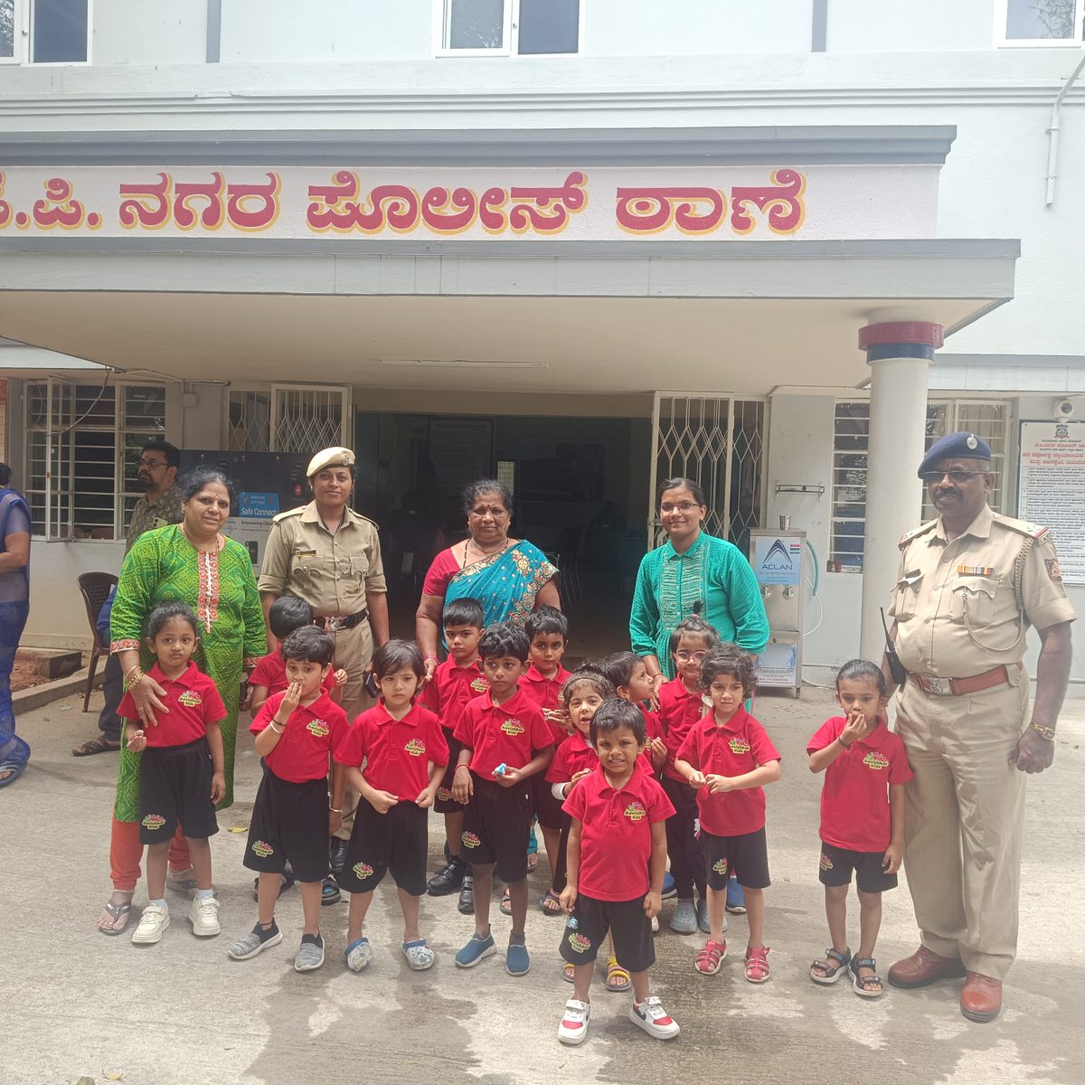 Aavishkaar pre school, ವಿದ್ಯಾರ್ಥಿಗಳು ಈ ದಿನ ಜೆ. ಪಿ. ನಗರ ಪೊಲೀಸ್ ಠಾಣೆಗೆ ಭೇಟಿ ನೀಡಿದ ಕ್ಷಣ..<a href="/DCPSouthBCP/">DCP SOUTH</a> <a href="/CPBlr/">CP Bengaluru ಪೊಲೀಸ್ ಆಯುಕ್ತ ಬೆಂಗಳೂರು</a> <a href="/AcpJay/">Jay prakash acp</a>
