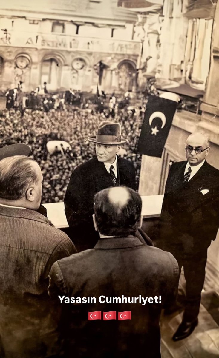 KarabiberGulcin's tweet photo. İki gündür bu şarkıyla uyanıyorum.
Zihnimde sürekli dönüyor. 😍

Düşmanız esarete, önderimle karşıyız
Mavi gözlerin gibi biz bu yurda âşığız

Parla hilal ve yıldızım
Parla beyaz ve kırmızım
Türk'ün yolu cumhuriyet
Parla, 102!  yaşındasın

#29Ekim https://t.co/ioGX1GAstJ