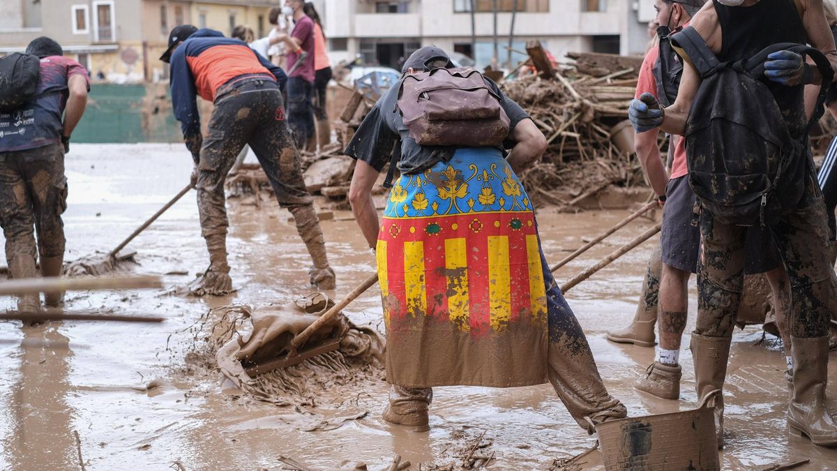 Els valencians i les valencianes estem de dol. El 29 d’octubre recordem les 229 víctimes de la DANA. 

Honrem la seua memòria i abracem amb tot el nostre afecte les famílies i totes les persones afectades. 

El temps pot passar, el seu record sempre quedarà.

Foto <a href="/FHBustamante/">Fernando Bustamante</a>