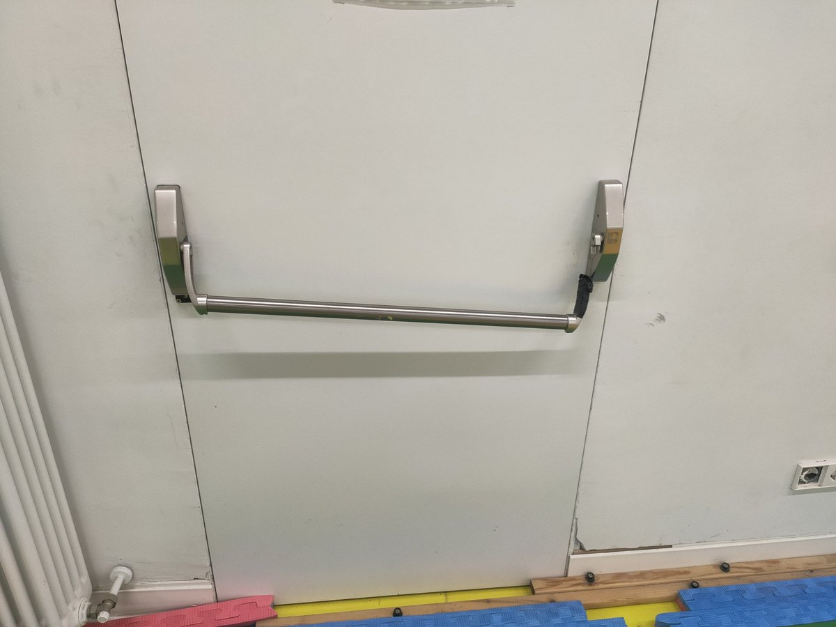 mallagos's tweet photo. @PP_Torrelodones @ayto_torre menuda pena da el estado del poli del rugby. Ventanas rotas desde hace un año, puerta de entrada rota, puerta de emergencia rota, no hay agua caliente y cuando la hay no sé puede regular, enchufes en mal estado, goteras, mesa rota ¿Van a hacer algo? https://t.co/ZWxq8W8Mt8
