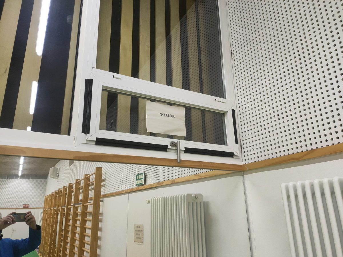 mallagos's tweet photo. @PP_Torrelodones @ayto_torre menuda pena da el estado del poli del rugby. Ventanas rotas desde hace un año, puerta de entrada rota, puerta de emergencia rota, no hay agua caliente y cuando la hay no sé puede regular, enchufes en mal estado, goteras, mesa rota ¿Van a hacer algo? https://t.co/ZWxq8W8Mt8