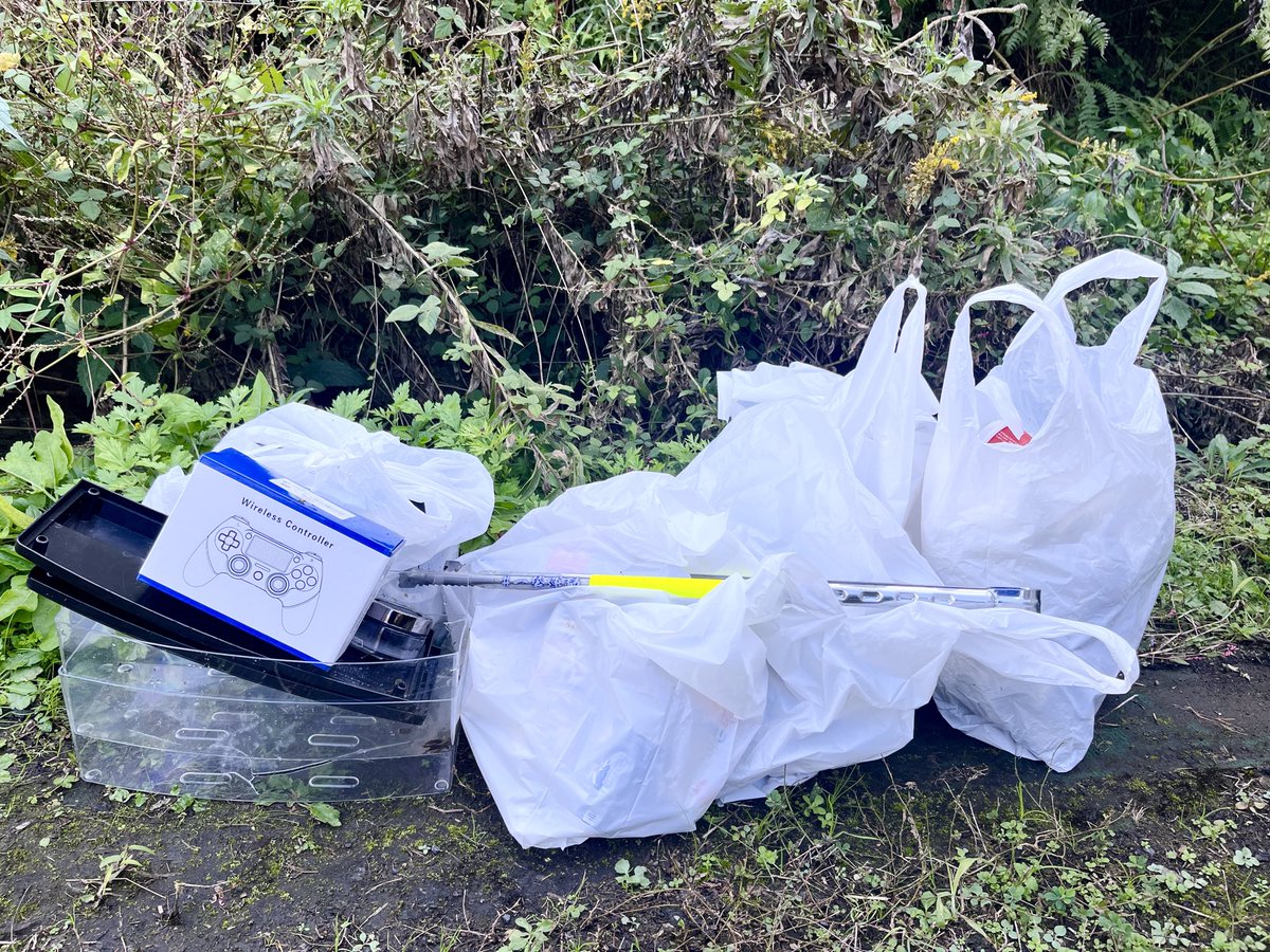 今日は天気が良かったので、ゴミ拾いへ
🚙🚮✨
この場所のポイ捨てゴミ、何十回拾いに来たことか…🤔
<a href="/masamichikawai/">まっこう</a> さんとも拾ったりしました🤗
ビール缶も捨てていくので、飲酒運転してますね‼️😑💢

#ゴミ拾い
#ポイ捨て禁止
#継美隊
#伊勢湾・三河湾継美隊
#一袋運動
#海洋ゴミの８割は陸から