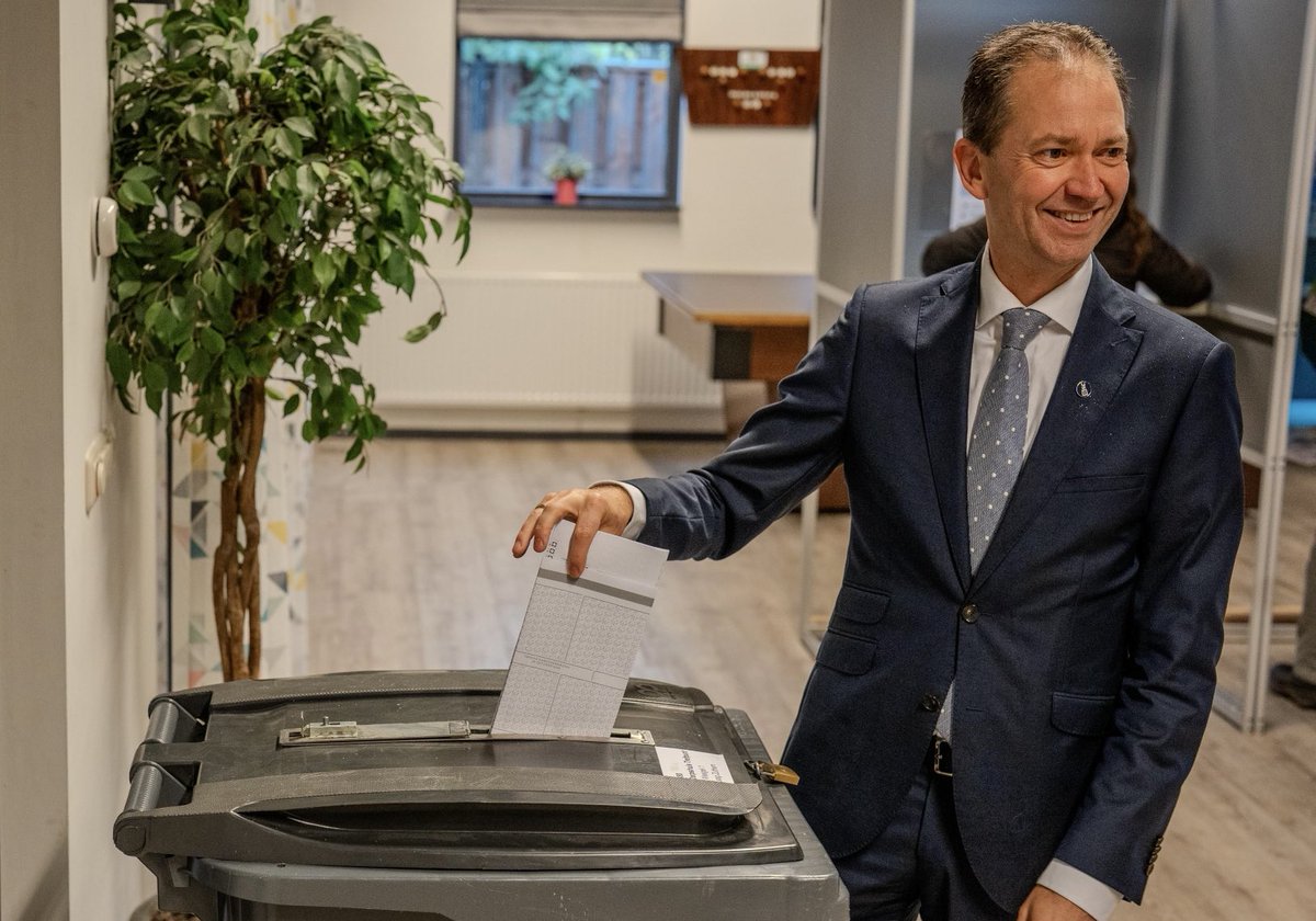 Zojuist samen met mijn vrouw en dochter (19) een stem uitgebracht op lijst 4, ⁦<a href="/NwSocContract/">Nieuw Sociaal Contract</a>⁩ 

Voor een sterke NSC-fractie in de Tweede Kamer die opstaat tegen onrecht, de regering scherp controleert en wooncrisis, armoede en migratie helpt aanpakken.

#stemNSC
#lijst4