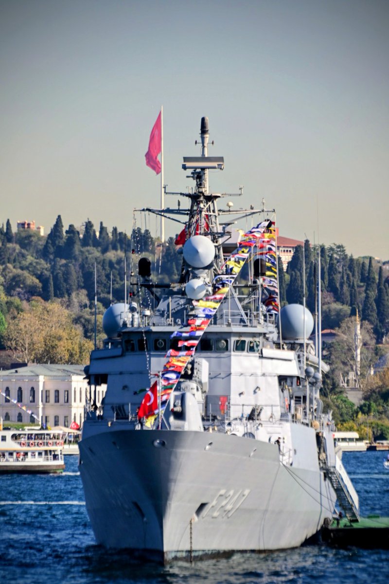 Benim için milli bayramlar hep alay bayrakları ile süslenmiş gemiler ile özleşmiştir. Cumhuriyet'imizin 102. kuruluş yıl dönümü hepimize kutlu olsun.