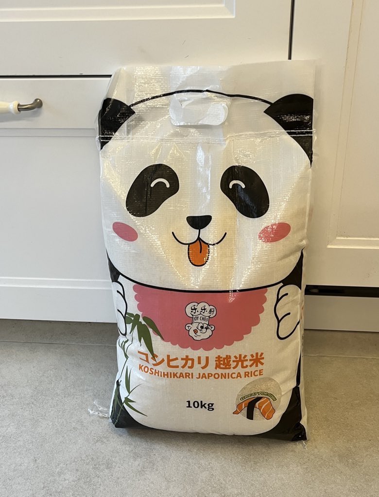Doitzu_Gohan's tweet photo. 疑いしかない気持ちで買ったコシヒカリ（10kg35€）
美味しい！！！！ほんまに日本米やった！！！！！！ https://t.co/Q23r1g8hqV