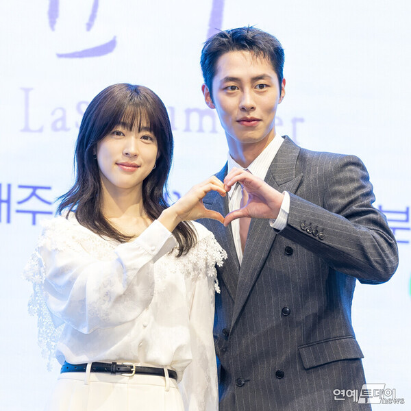 #마지막썸머 #이재욱 #최성은 #김건우 #KBS2_토일미니시리즈 #은수좋은날후속 #11월1일첫방송
[현장] '마지막 썸머' 겨울 녹일 따뜻한 멜로..'마음 리모델링' 통할까 tvj.co.kr/news/articleVi…