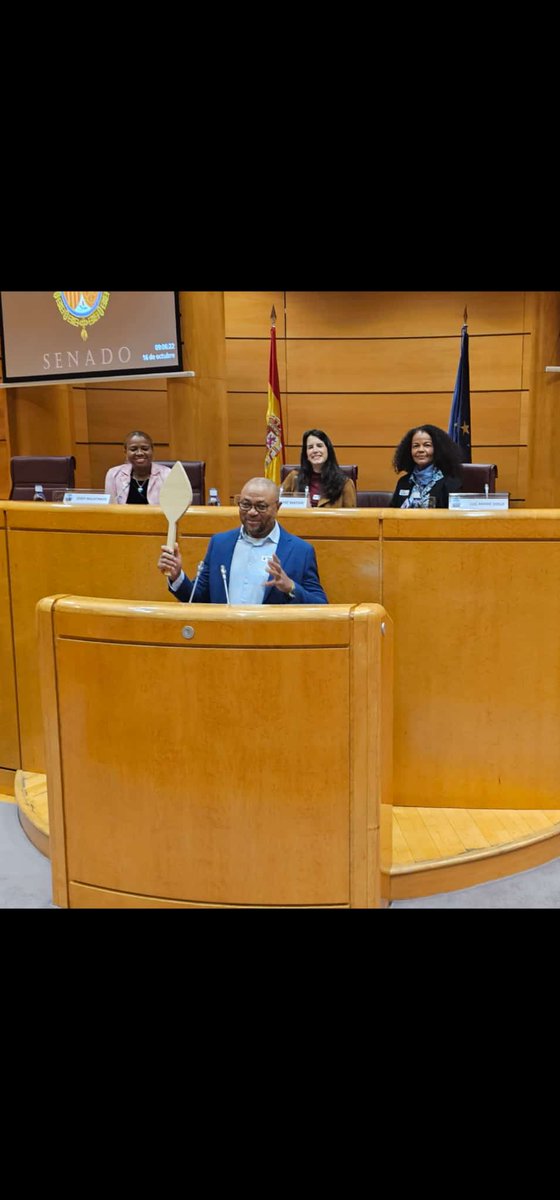 El aislamiento histórico y sistemático de Atlántico Sur ha motivado el alzamiento de REMO del pueblo annobonés. 

El REMO EN ALTO es un gesto muy significativo de nuestra cultura,  es SOCORRO,  AUXILIO, SOLIDARIDAD Y HARTAZGO de una situación límite que NOS ESTÁ MATANDO,  AL