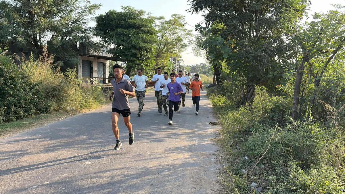 bsf_jammu's tweet photo. जम्मू बीएसएफ मैराथन 2025 के लिए 05 किमी की प्रोमो रन का आयोजन 28 अक्टूबर 2025 को #BSF सुन्दरबनी द्वारा गरखाल, जम्मू में किया गया। 

110 स्थानीय नागरिकों और बीएसएफ जवानों ने कंधे से कंधा मिलाकर दौड़ लगाई - फिटनेस, अनुशासन और राष्ट्रीय गौरव का उत्सव मनाते हुए! 

हमारे साथ जुड़ें 09 नवम्बर 2025 को भव्य #JammuBSFMarathon2025 में! 

#JammuBSFMarathon2025 #RunForTheNation #JammuMarathon #BSFIndia 

@PMOIndia @HMOIndia @BSF_India @OfficeOfLGJandK @mygovindia @diprjk @dmjammuofficial @PIBHindi @PIB_India @PIBHomeAffairs @ANI @ddnews_jammu @DDNewslive @PTI_News @MoHFW_INDIA  @airnewsalerts
