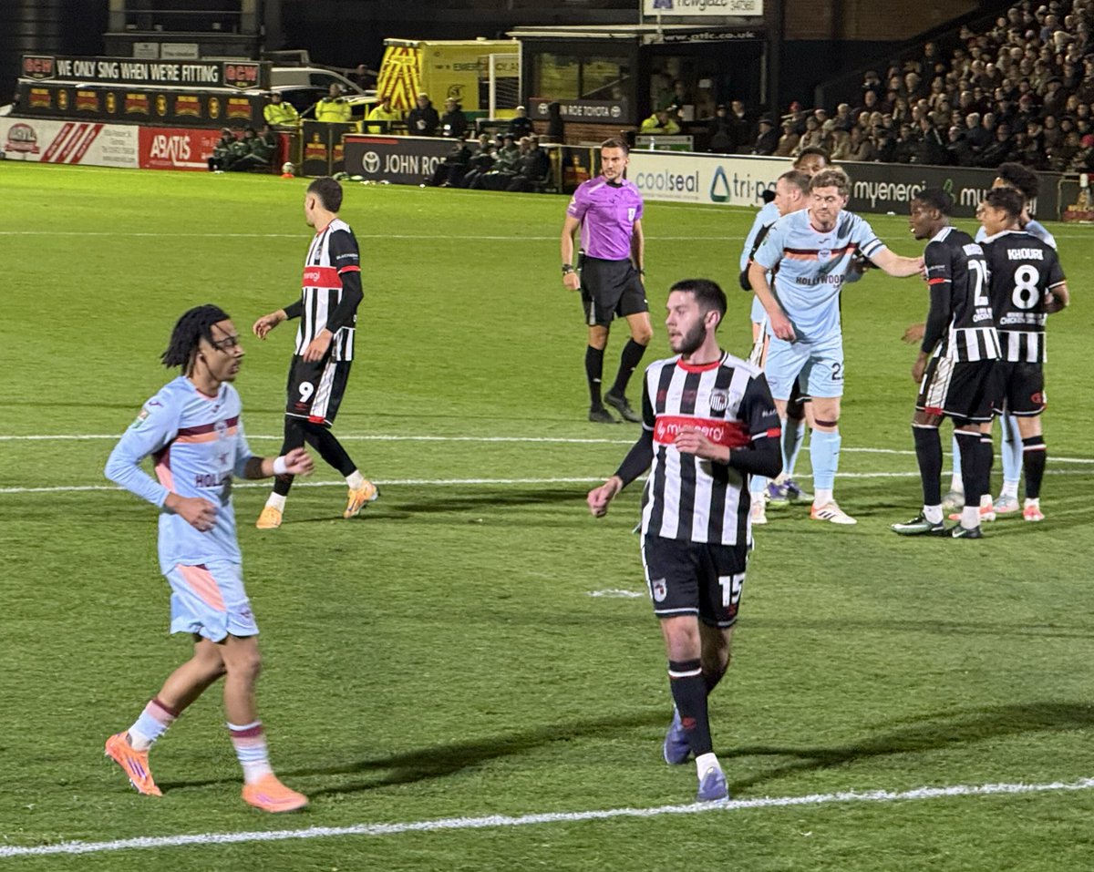 Great cameo at the end of the game for Romelle Donovan last night at Grimsby, came on and showed the full repertoire and loved his song by the travelling Bees. We need to see more of this kid soon 👍 🐝 #BrentfordFC