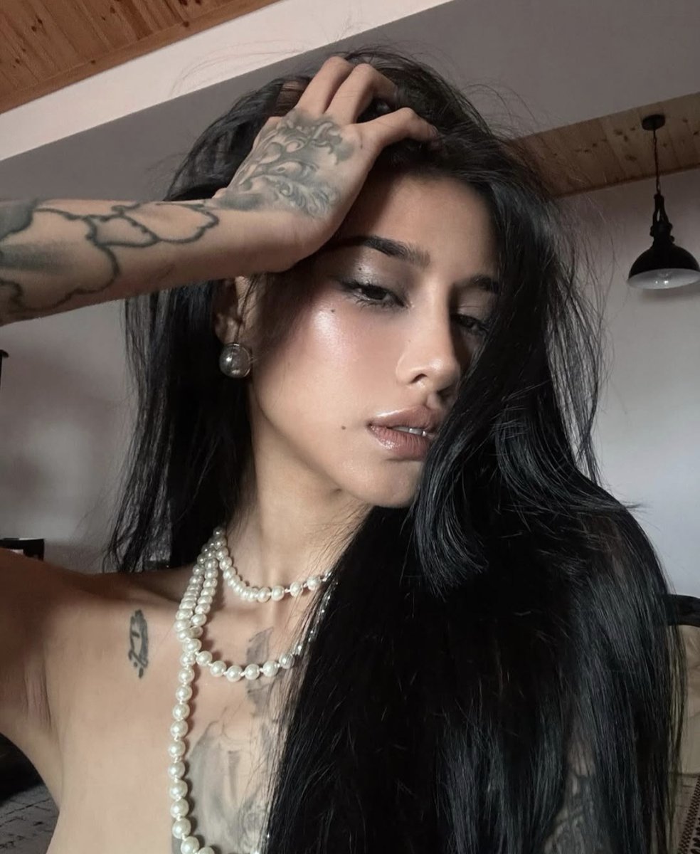 Vida781691's tweet image. Halloween is coming. It&apos;s time for your social media to get active!

P1 Before
P2 After

The link for generating the image is in the comment section.👇
#youware #aiapp #AIart #NanobananaAI