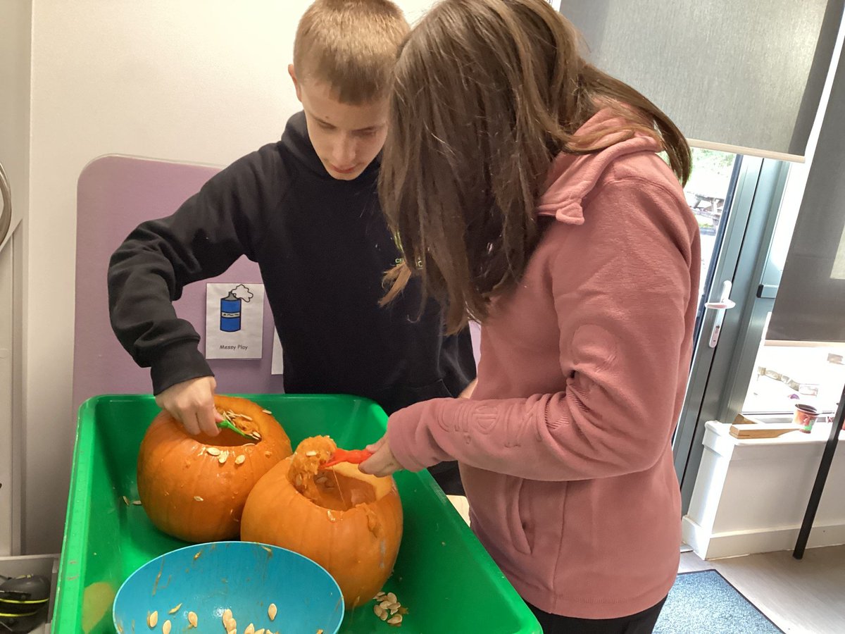 CedarbankSchool's tweet image. Class A have had a busy start to the term. We have carved pumpkins to have at messy play this week and worked with Dave for music. Lots of fun! #creativity #effectivecontributors #learningisfun