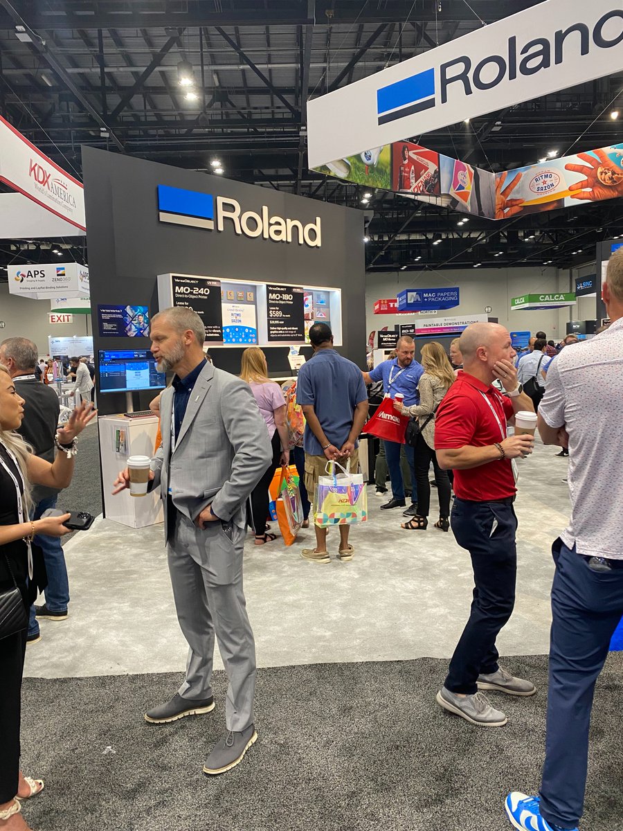 RolandDG_PR's tweet image. 当社子会社のRoland DGAは10月22～24日、米国オーランドで開催された印刷関連の大規模展示会「PRINTING United Expo 2025」に出展。
今年発売した2.5Dサーフェスプリンター「DIMENSE DA-640」や圧倒的な画質と優れた生産性が特長のプリント専用モデル「TrueVIS…