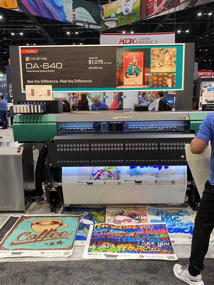 RolandDG_PR's tweet image. 当社子会社のRoland DGAは10月22～24日、米国オーランドで開催された印刷関連の大規模展示会「PRINTING United Expo 2025」に出展。
今年発売した2.5Dサーフェスプリンター「DIMENSE DA-640」や圧倒的な画質と優れた生産性が特長のプリント専用モデル「TrueVIS…