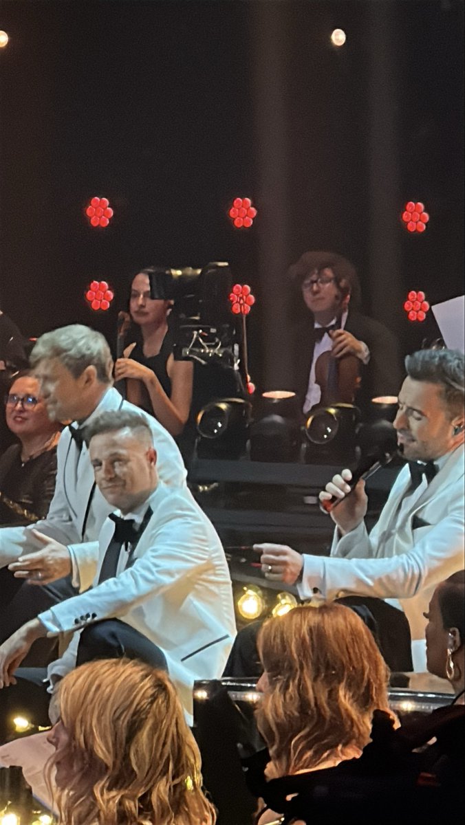 jesswlfan's tweet photo. What an amazing night at The Royal Albert Hall.  Amazing @westlifemusic  a night to remember 🥰 https://t.co/Wp04peohGP