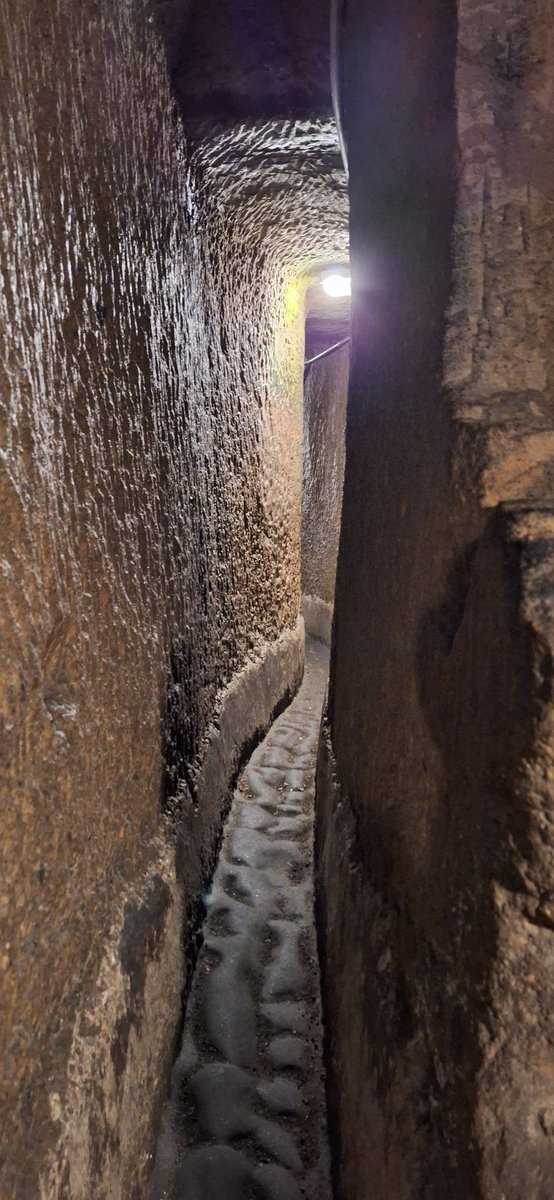 I cunicoli della vita ci spaventano e ci attirano...ma alla fine c'è sempre una luce!
📷 mia