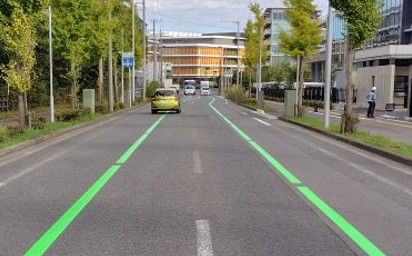 kashiwa_kotsu's tweet photo. 【自動運転バス 走行空間実証実験】
柏の葉エリアで走行している #自動運転バス の運行ルート上において，道路改良の実験を行うための工事が始まっています。

緑のカラー線は，自動運転バスの運行ルートを示すものです。
自動車を運転される際は，カラー線をまたいで走行してください。

＃柏市役所 https://t.co/Pww00YKFOJ
