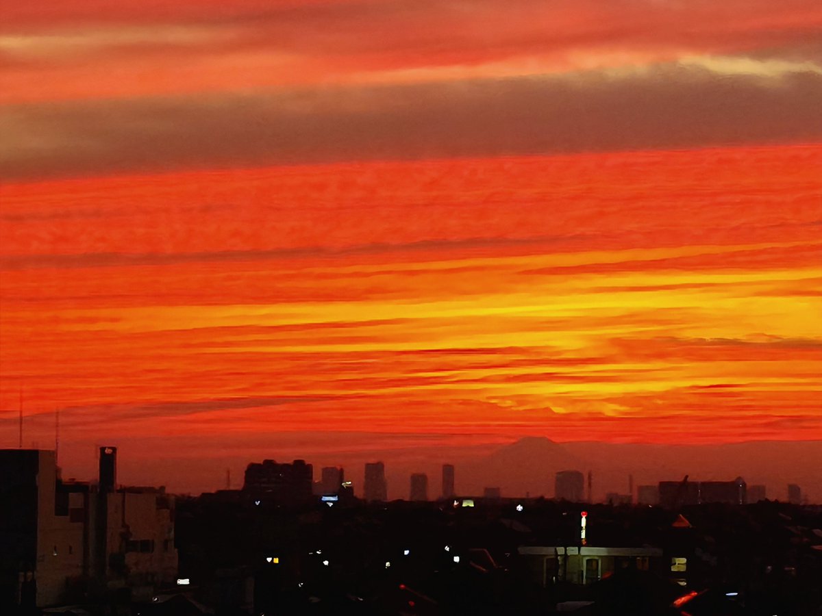 夕焼けの遠景 昼と夜が入れ替わる時間。 ・ 太陽が地平線に沈んでいく様子を
