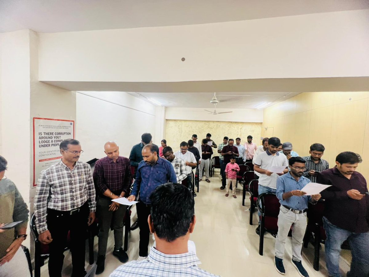 28.10.2025 को भा.खा.नि. मंडल कार्यालय औरंगाबाद में 'नशा मुक्त भारत अभियान' के व्यापक प्रचार प्रसार एवं शपथ समारोह के आयोजन के संदर्भ में कार्यालय में उपस्थित सभी अधिकारियों एवं कर्मचारियों ने नशा मुक्ति की शपथ ली।  
#NMBA #NashaMuktBharat <a href="/fooddeptgoi/">Department of Food & Public Distribution</a> <a href="/FciWest/">भारतीय खाद्य निगम, पश्चिम अंचल, मुंबई</a> <a href="/NMBA_MSJE/">Nasha Mukt Bharat Abhiyaan</a>