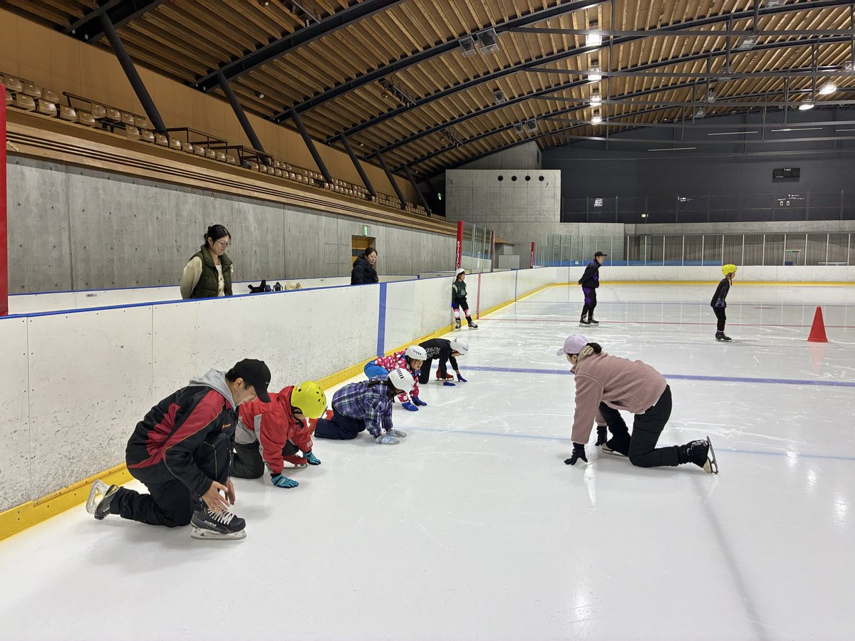 vfsc2017's tweet image. ヴァンフォーレ
#アイススケート&amp;amp; #アイスホッケー

子ども達にスポーツの選択肢を🧊🏑

今回は3名が初参加してくれました！
ありがとう☺️

「楽しそう！」その動機さえあれば、上達はあっという間😳

次回は11/11(火)1930-2030で開催📝

申込み↓
x.gd/AOCCX

#vfsc #vfk