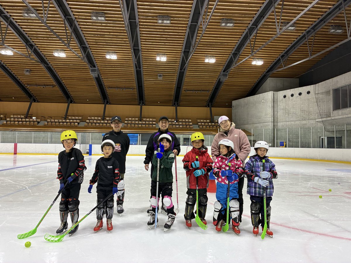 vfsc2017's tweet image. ヴァンフォーレ
#アイススケート&amp;amp; #アイスホッケー

子ども達にスポーツの選択肢を🧊🏑

今回は3名が初参加してくれました！
ありがとう☺️

「楽しそう！」その動機さえあれば、上達はあっという間😳

次回は11/11(火)1930-2030で開催📝

申込み↓
x.gd/AOCCX

#vfsc #vfk