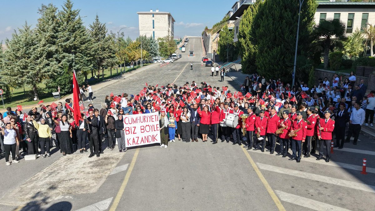 📌Cumhuriyetin 102. Yılı Hasan Kalyoncu Üniversitesi’nde Coşkuyla Kutlandı

Hasan Kalyoncu Üniversitesi (HKÜ), Cumhuriyet’in 102’nci yılı kutlamaları kapsamında Türkiye Odalar ve Borsalar Birliği (TOBB) Fen Lisesi iş birliğinde “102 Yıllık Işık: Cumhuriyet ve Gençlik” programını