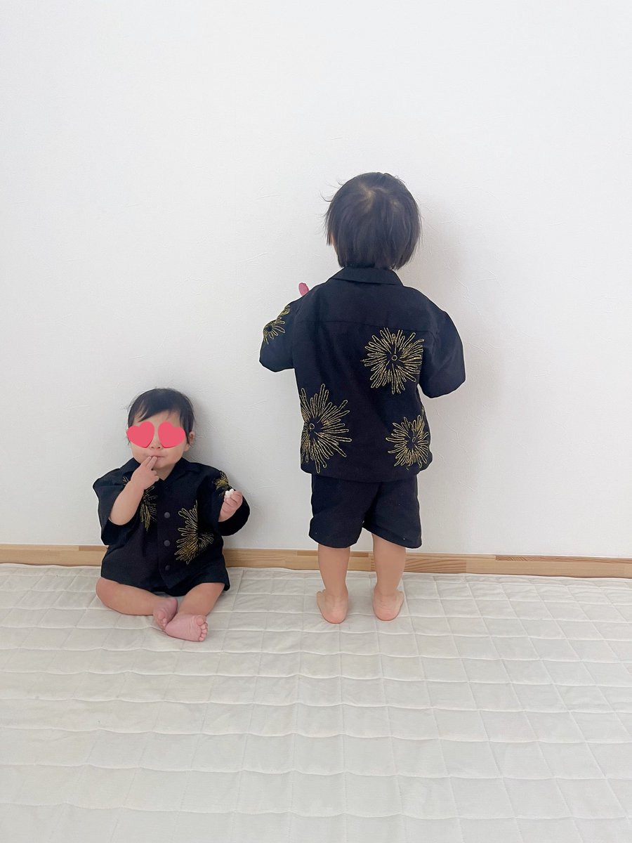 ai__no__kotoba's tweet image. フライングHalloween🎃
仮装？ではないかもだけど、今年は子供たちに3050のマサムネさんになってもらった🤭✨
前息子に花火シャツもどき作ったけど、どうしても黒シャツから作りたくて上下手作り✂️
刺繍も時間かかって今年の夏に着れなかったけど、オーバーサイズだから来年着てもらおう🤭
 #スピッツ