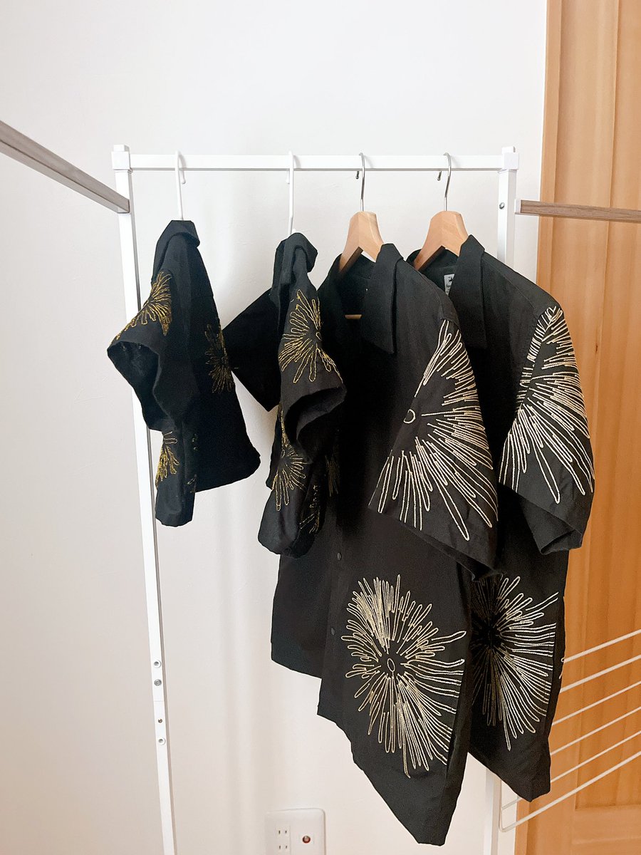 ai__no__kotoba's tweet image. フライングHalloween🎃
仮装？ではないかもだけど、今年は子供たちに3050のマサムネさんになってもらった🤭✨
前息子に花火シャツもどき作ったけど、どうしても黒シャツから作りたくて上下手作り✂️
刺繍も時間かかって今年の夏に着れなかったけど、オーバーサイズだから来年着てもらおう🤭
 #スピッツ