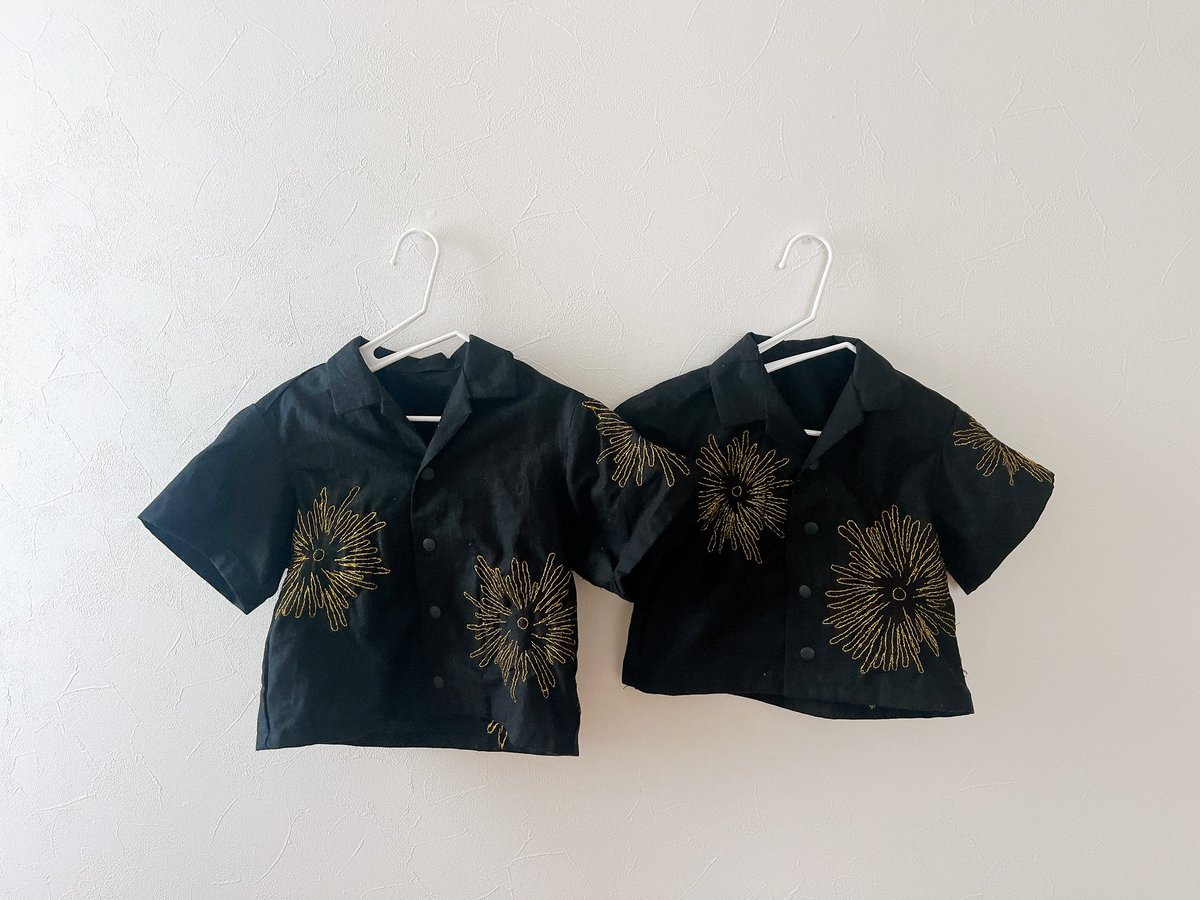 ai__no__kotoba's tweet image. フライングHalloween🎃
仮装？ではないかもだけど、今年は子供たちに3050のマサムネさんになってもらった🤭✨
前息子に花火シャツもどき作ったけど、どうしても黒シャツから作りたくて上下手作り✂️
刺繍も時間かかって今年の夏に着れなかったけど、オーバーサイズだから来年着てもらおう🤭
 #スピッツ