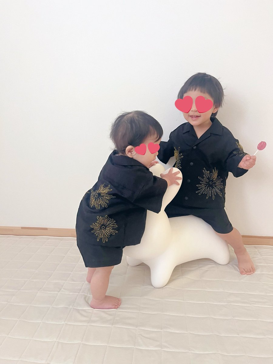 ai__no__kotoba's tweet image. フライングHalloween🎃
仮装？ではないかもだけど、今年は子供たちに3050のマサムネさんになってもらった🤭✨
前息子に花火シャツもどき作ったけど、どうしても黒シャツから作りたくて上下手作り✂️
刺繍も時間かかって今年の夏に着れなかったけど、オーバーサイズだから来年着てもらおう🤭
 #スピッツ