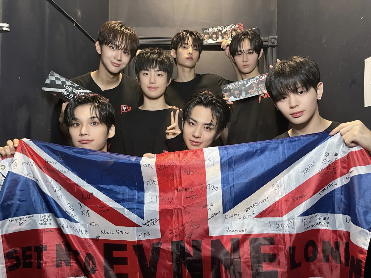bbinhaoz's tweet photo. aaaaaah our flag made it!!
thank you to everyone who came to sign
it, everyone we met was so lovely and
we hope you all had a great time, and
a special thanks to evnne for such a 
great show, pls come back soon !! <3 

#SET_N_GO #SET_N_GO_TOUR
#EVNNEinLONDON https://t.co/eySibqRtjx