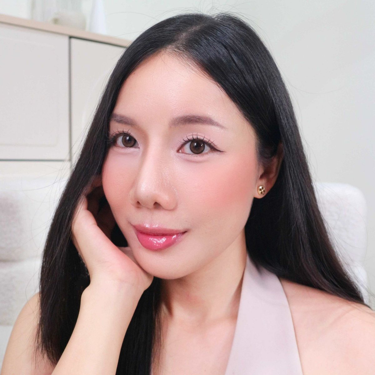 บลัช YSL Make Me Blush กลับมาแล้ว ก่อนหน้าขายดีจนหาซื้อไม่ทันขาดตลาดไปเลย เราใช้สี 23 HOT MAUVE ส้มอมแดงตุนๆนัวๆ พอปัดลงแก้มแล้วบ่มแดดสวยสุดๆ เนื้อแมตต์เบลอผิวเบลอรูขุมขน เม็ดสีชัดมาก ยอมตั้งแต่แพคเกจแล้วอะสวยมากๆ