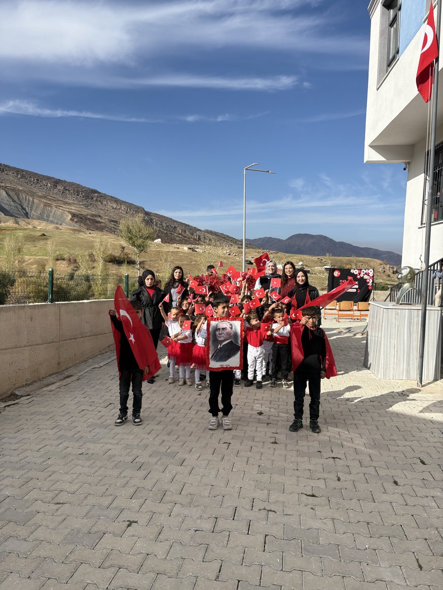 Kato dağının eteğinde al bayrağın sallanmasıdır cumhuriyet 🇹🇷Canım okulum… canım sınıfım ❤️🤍 iyi ki öğretmenim.. 👩🏼‍🏫