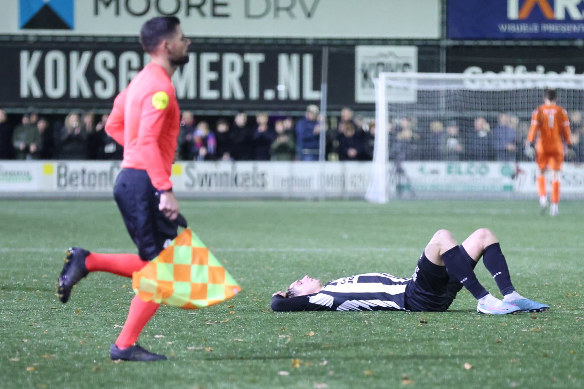 Na een meeslepende bekeravond de eerste serie foto's. Een volgepakt sportpark Molenbroek, een geweldige wedstrijd van onze zwartwitten, de enorme kansen, de deceptie na afloop en uiteindelijk ook de trots. Bekijk het allemaal terug. En er volgen nog meer foto's 🖤🤍 <a href="/vvgemert/">vv Gemert</a>