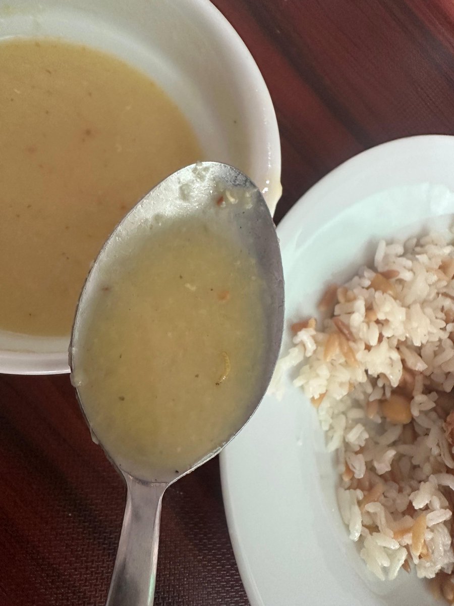 Denizli Acıpayam Devlet Hastanesi’nde iki gün arayla yemeklerden kurt çıktı.

Sağlık çalışanları bir haftadır hastanede yemek yiyemez hale geldi.

Zaten düşük gelirlerle yaşam mücadelesi veren sağlık emekçileri, şimdi bir de dışarıdan yemek almak zorunda kalıyor.

Bu durum sadece