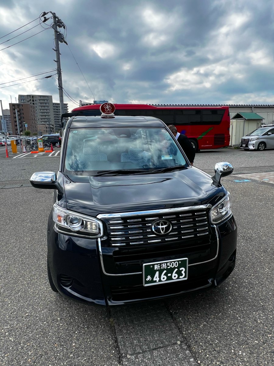 Yigit kozoynakli qizni yalab oldi