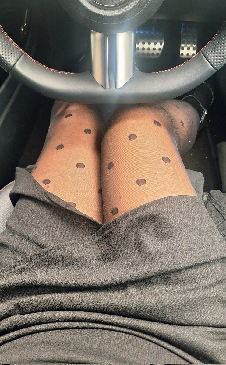 MissHotPot's tweet image. Time to kill this morning,  commute was a breeze. Have some cheeky #carlegs &amp;amp; a #levelcrossing for you train pervs #tights #legs