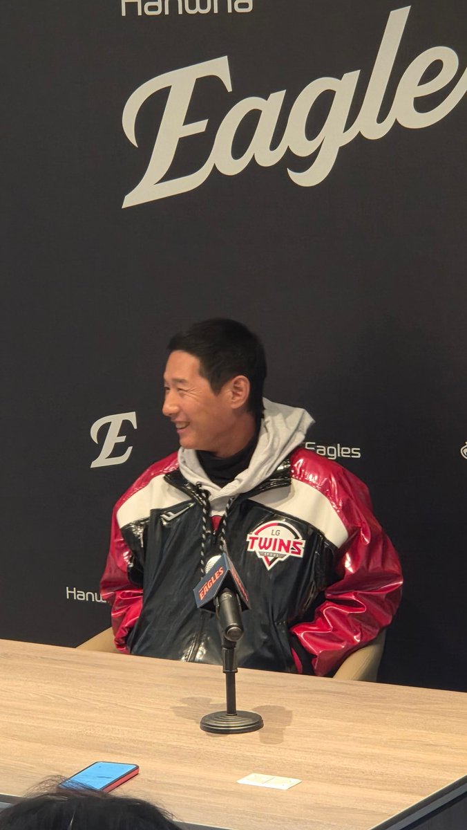 손주영 "볼파크 첫등판인데 큰 걱정없다. 하던대로"
박동원 중계 인터뷰.
박해민 "MVP 욕심없다. 우승주장 타이틀도 충분히 좋아. 우리팀 뎁스는 정말 탄탄하다 천성호 구본혁 문보경 전혀 티 안나. 문현빈이 대표팀에서 수비배우고싶다고? 나는 타격 배우겠다. 진짜 잘치더라" 
염경엽 감독 내용 추후